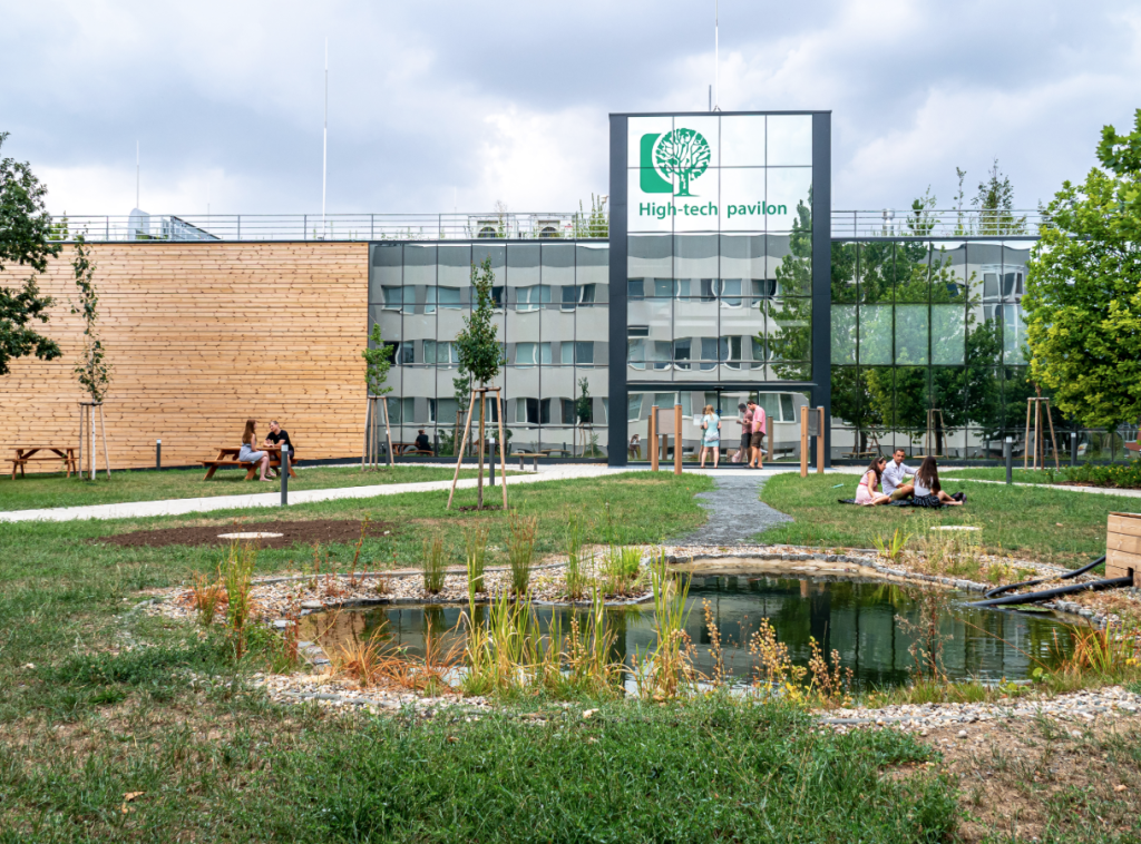 Prag Eğitim firmasına ait Prag'da eğitim veren modern kampüs binasının önünde göletli peyzaj ve yeşil alanlar.