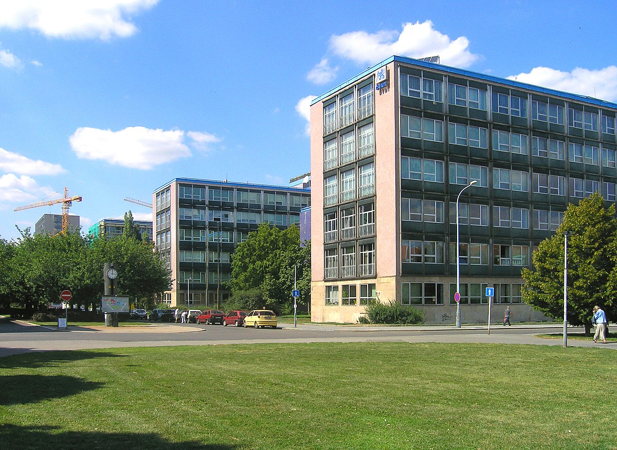 İngilizce mi, Çekçe mi? Prag'da Eğitim Dili Seçimi ve Hazırlık Okulları Rehberi