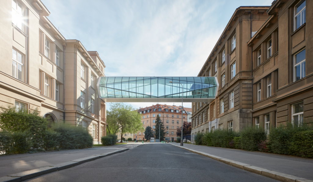 Prag'da eğitim veren Prag Eğitim'in kampüsünde, iki modern taş bina arasında yer alan cam köprüyle bağlanan yürüyüş yolu.