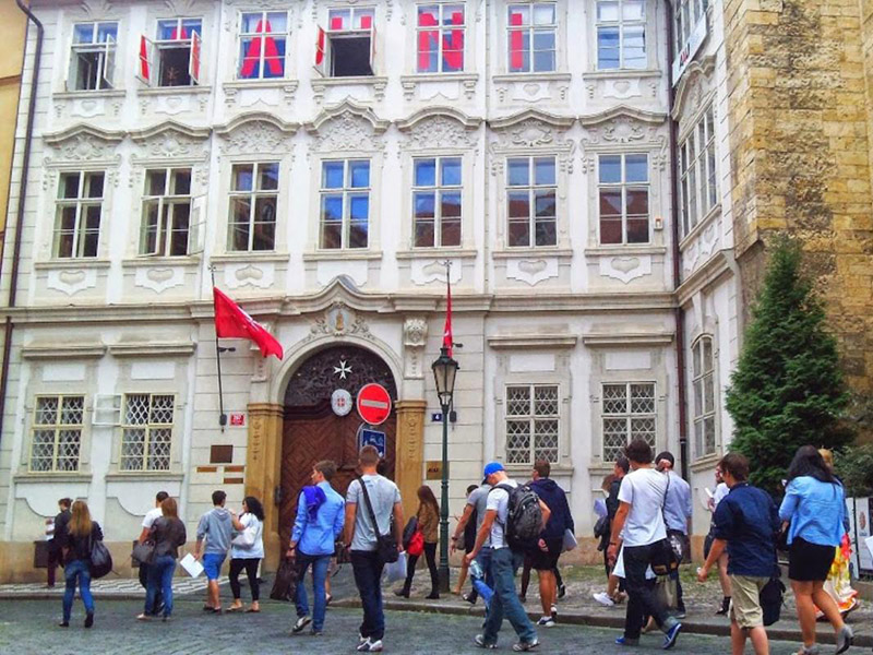 Adım Adım Prag Üniversitelerine Başvuru Rehberi: Gerekli Belgeler ve Süreçler