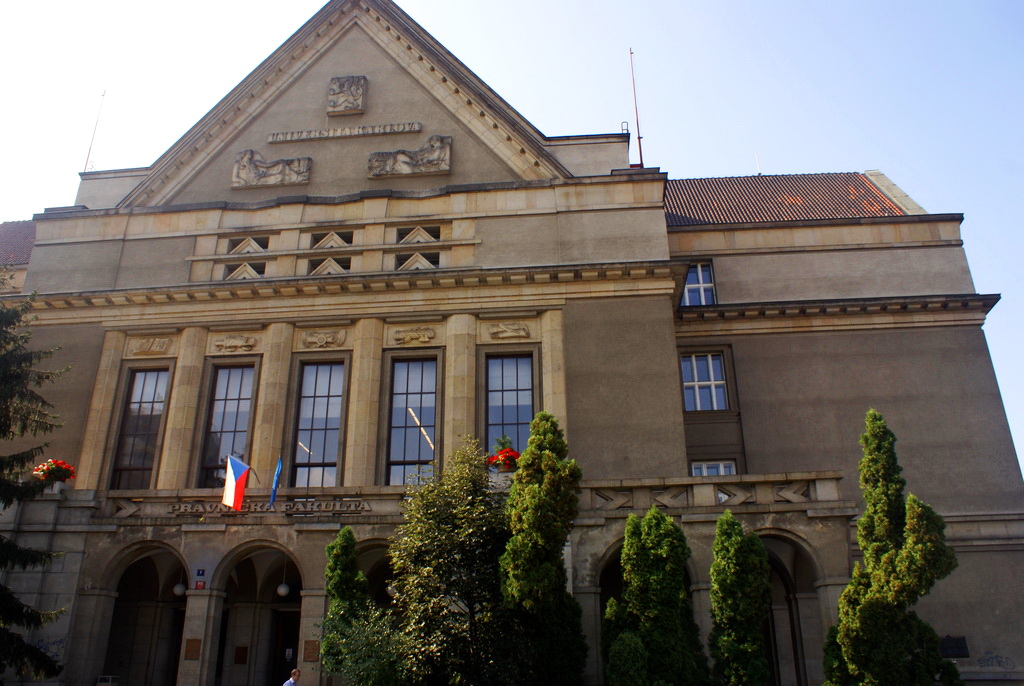 İngilizce mi, Çekçe mi? Prag'da Eğitim Dili Seçimi ve Hazırlık Okulları Rehberi